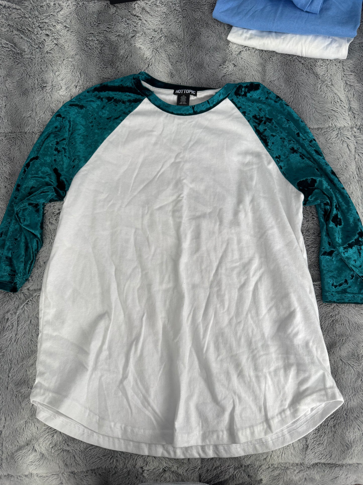 3/4 Length Raglan Blank Shirt Adult Medium – Perfect for Custom Designs